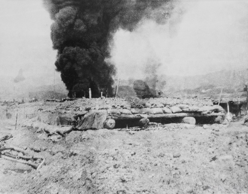 Nos unités d'artillerie continuent à tirer sur les positions ennemies. Les positions ennemies touchées par les obus d'artillerie sont en feu. Photo : VNA.