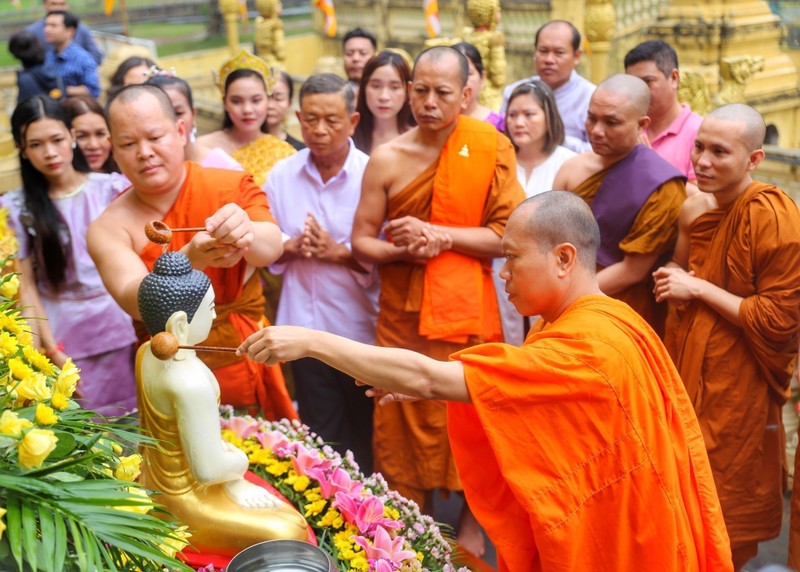 Un rituel de bain avec une statue de Bouddha à la fête de Chôl Chnam Thmây. Photo : VNA.