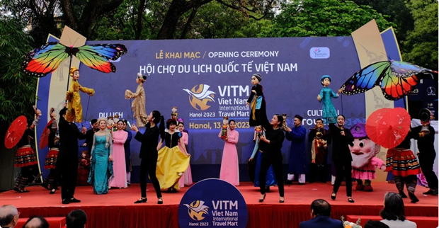 Un spectacle lors de l'inauguration du Festival international du tourisme du Vietnam - VITM Hanoi 2023. Photo : VietnamPlus.