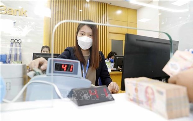 Une transaction dans une banque vietnamienne. Photo: VNA
