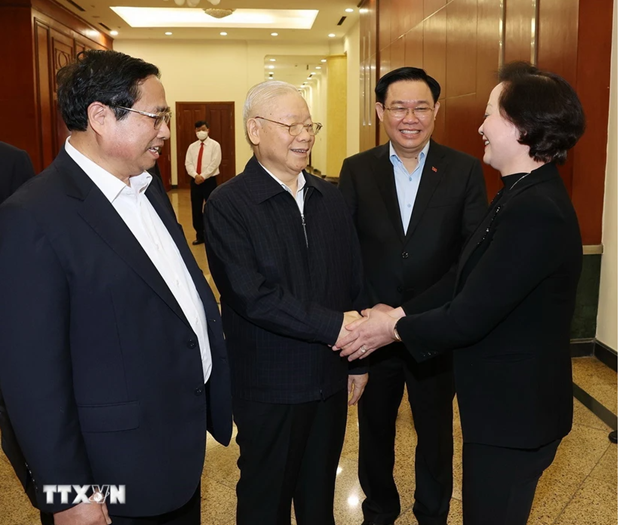 Le Secrétaire général du Parti communiste du Vietnam Nguyên Phu Trong et des dirigeants du Parti et de l'Estat participent à la réunion du sous-comité du personnel du XIVe Congrès national du Parti. Photo : VNA.