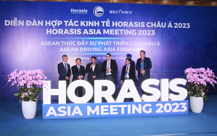 Lors du Forum de coopération économique Horasis Asie 2023. Photo: BTC