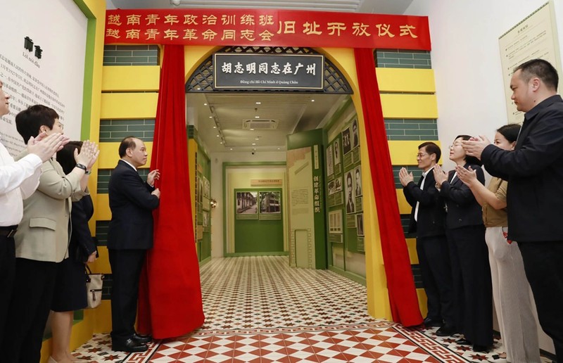 Lors de la cérémonie d’ouverture de l'exposition « Hô Chi Minh à Guangzhou ». Photo: baoquocte