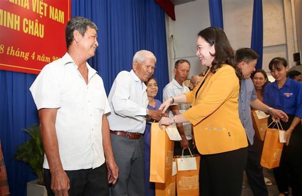  La Présidente par intérim Vo Thi Anh Xuân offre des cadeaux à des familles bénéficiaires des politiques sociales à Tây Ninh. Photo : VNA.