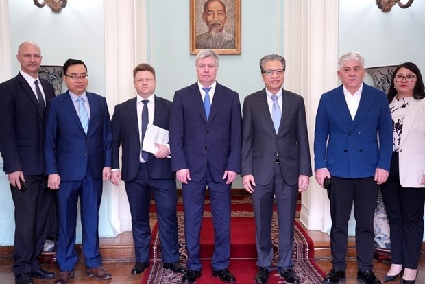 Délégation de l'oblast d'Oulianovsk et dirigeants de l'ambassade du Vietnam en Russie. Photo : VNA.