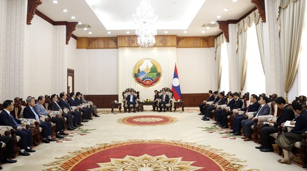 Le ministre de l’Industrie et du Commerce Nguyên Hông Diên rencontre le Premier ministre lao Sonexay Siphandone. Photo : VNA.