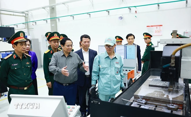 Le Premier ministre Pham Minh Chinh visite l'usine de produits mécaniques de haute technologie du groupe Viettel. Photo : VNA.