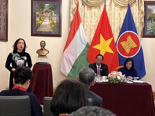 Le vice-président de l'Assemblée nationale Tran Quang Phuong et l'ambassadrice du Vietnam en Hongrie Nguyen Thi Bich Thao (gauche) écoutent et répondent aux questions des représentants des associations vietnamiennes en Hongrie. Photo: VNA