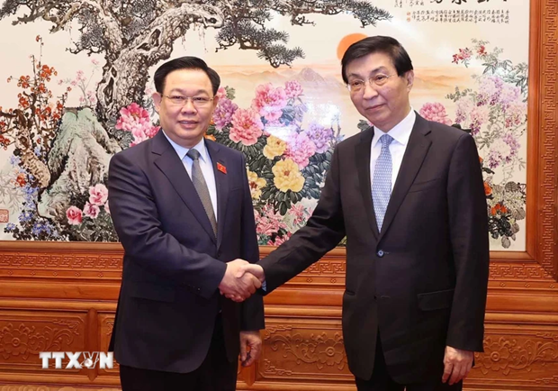 Le Président de l’Assemblée nationale du Vietnam Vuong Dinh Huê (à gauche) et le président du Comité national de la Conférence consultative politique du peuple chinois, Wang Huning. Photo : VNA.