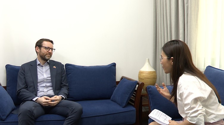 L'ambassadeur britannique au Vietnam, Iain Frew, lors d'une interview accordée à la presse vietnamienne. Photo: baoquocte