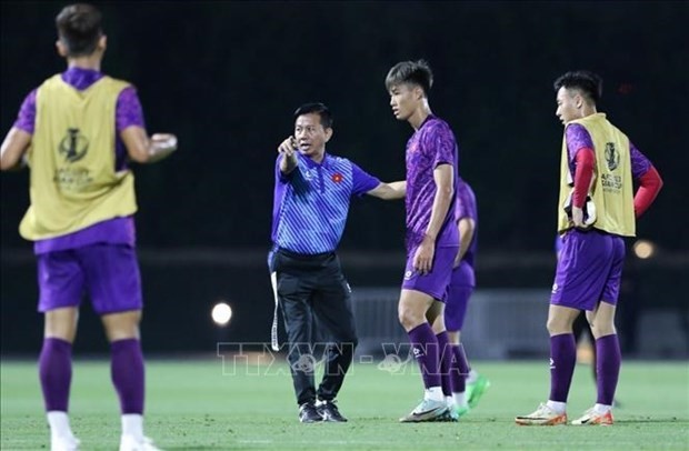 L'entraîneur Hoang Anh Tuan dirige une séance d'entraînement de l'équipe vietnamienne des moins de 23 ans au stade AL Erssal au Qatar. Photo : VFF/VNA