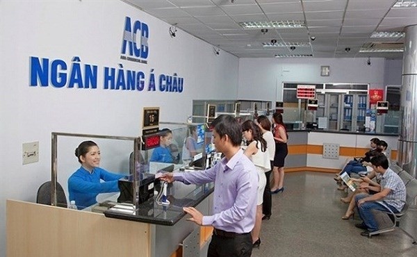 Des clients effectuent des transactions dans un bureau ACB. (Photo : baochinhphu.vn)