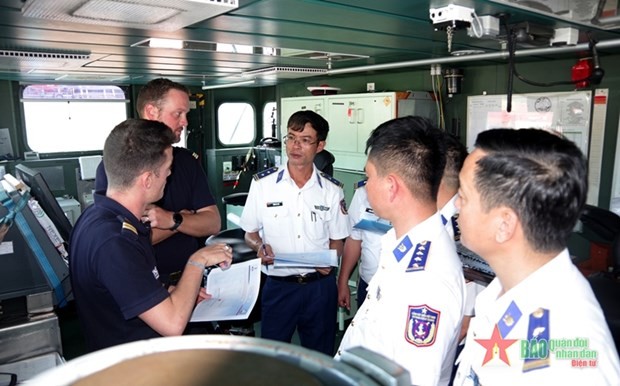 C'est la première fois que les garde-côtes vietnamiens a participé à un entraînement en mer avec la frégate française Vendémiaire. Photo: qdnd.vn