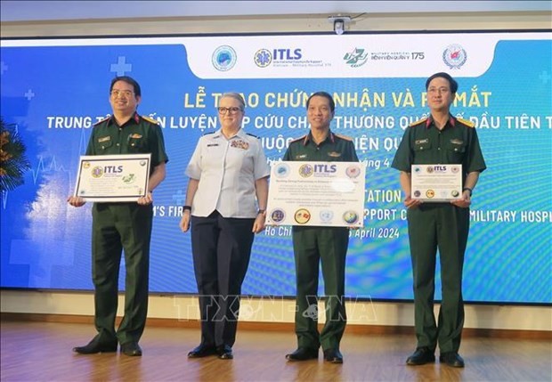Les partenaires américains remettent un certificat et une décision sur la création du premier centre de formation ITLS au Vietnam à l'hôpital militaire 175. Photo: VNA