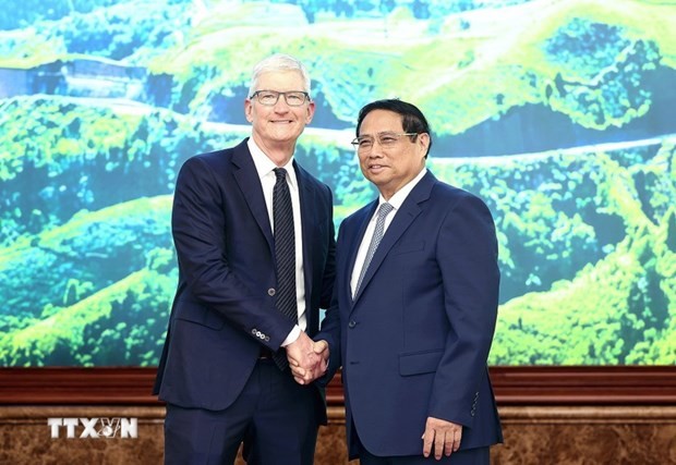 Le Premier ministre Pham Minh Chinh (à droite) et le PDG du géant américain Apple, Tim Cook. Photo : VNA.