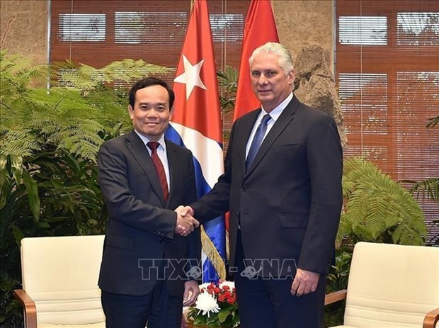 Le vice-Premier ministre vietnamien Trân Luu Quang (à gauche) et le premier secrétaire du Parti communiste cubain (PCC) et président cubain Miguel Díaz-Canel, à La Havane, le 15 avril. Photo : VGP/VNA.
