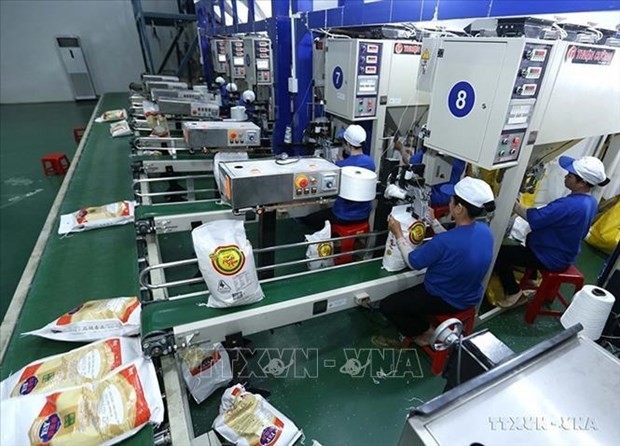 Emballage du riz destiné à l'exportation dans l'usine de la société par actions de l'agriculture de haute technologie Trung An, ville de Can Tho. Photo d'archives: VNA