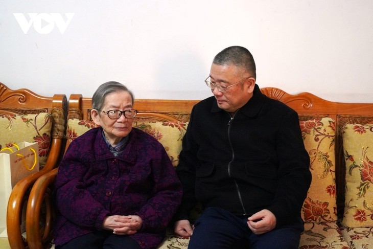 Wei Xiao Yi (droite) et sa mère. Photo: VOV