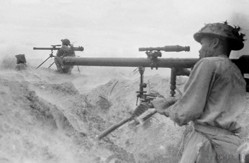 23 avril : nos canons soutiennent les soldats pour qu’ils puissent entrer dans l'aéroport de Muong Thanh. Photo : VNA.