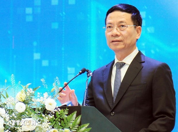 Le ministre vietnamien de l’Information et de la Communication, Nguyên Manh Hung, s'exprime lors du débat. Photo: VNA