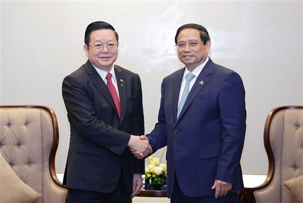 Le Premier ministre Pham Minh Chinh (droite) reçoit le secrétaire général de l'ASEAN Kao Kim Hourn. Photo : VNA.