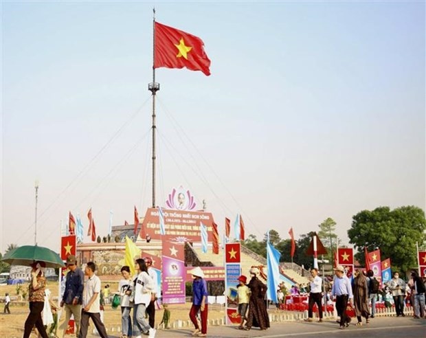 Tour du drapeau dans la zone des reliques nationales spéciales du pont Hien Luong sur la rivière Ben Hai. Photo: VNA