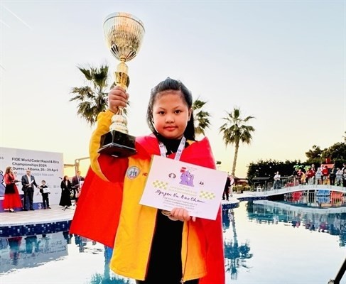 La Vietnamienne Nguyen Vu Bao Chau a remporté une médaille d’or dans le cadre des Championnats du monde de rapide et blitz de la jeunesse. Photo: tdtt.gov.vn