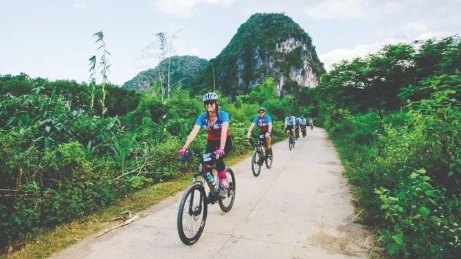 Les touristes américains découvrent le nord du Vietnam. Photo : INTREPID/sggp.org.vn