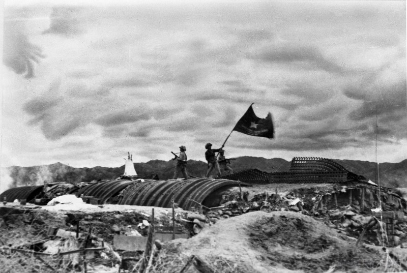 Le 7 mai 1954, l’ensemble du camp retranché de l’ennemi à Diên Biên Phu a été détruit par nos troupes, le drapeau « Déterminé à se battre, déterminé à gagner » flotte sur le toit du bunker du général colonialiste français vaincu de Castries. Photo : VNA.