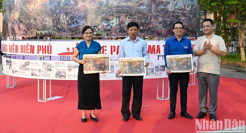 Lors de l'événement, le journal Nhan Dan a fait don de 1 000 encarts spéciaux aux représentants du journal de Dien Bien Phu, du Service de la Culture, des Sports et du Tourisme, du Service de l'Éducation et de la Formation et l'Union provinciale de la jeunesse de la province de Dien Bien. Photo: NDEL
