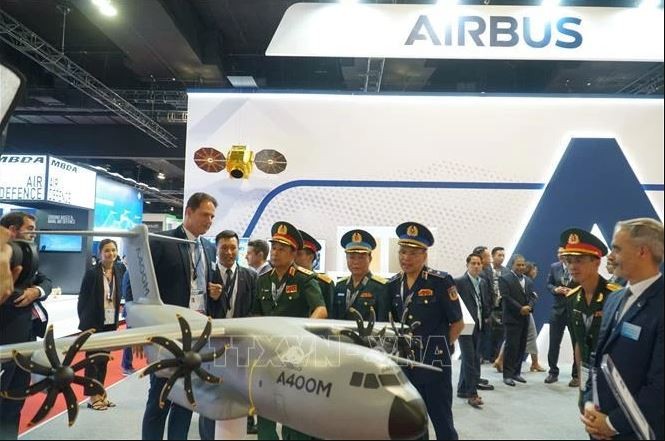 La délégation vietnamienne visite le stand d'Airbus dans le cadre de DSA. Photo : VNA.