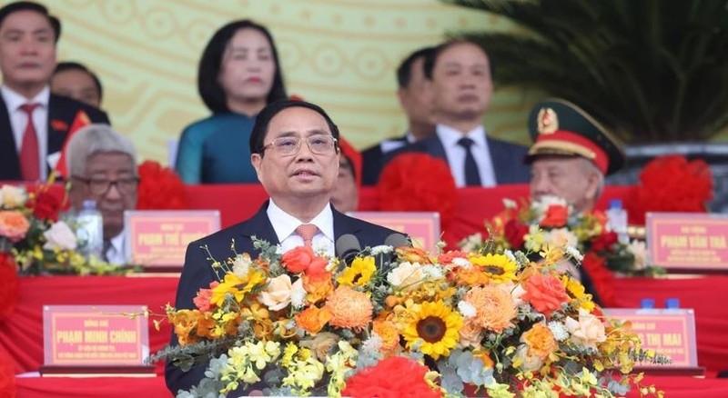 Au nom du Parti et de l'État, le Premier ministre vietnamien Pham Minh Chinh prononce le discours commémorant le 70e anniversaire de la Victoire de Dien Bien Phu. Photo : VNA.