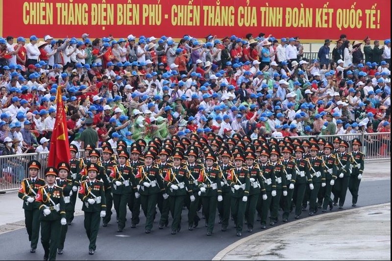 Défilé militaire marquant le 70e anniversaire de la Victoire de Dien Bien Phu. Photo : VNA.