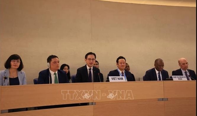 Le vice-ministre des Affaires étrangères Do Hung Viet prend la parole lors de la séance d'approbation du rapport national du Vietnam. Photo : VNA.