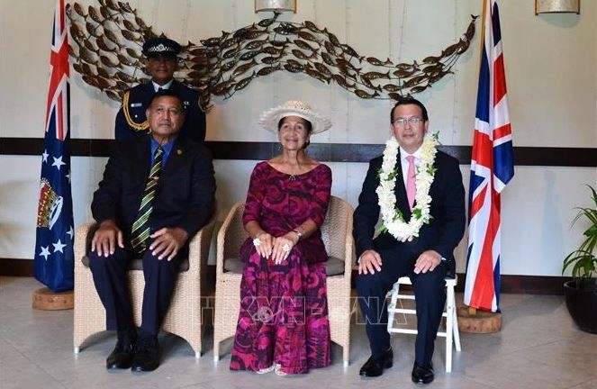 L'ambassadeur vietnamien en Nouvelle-Zélande Nguyen Van Trung (à droite) et représentant du roi Charles III aux Îles Cook (à droite). Photo : VNA.