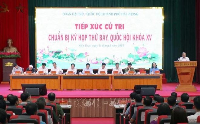 Le vice-Premier ministre Trân Luu Quang rencontre des électeurs à Hai Phong. Photo: VNA