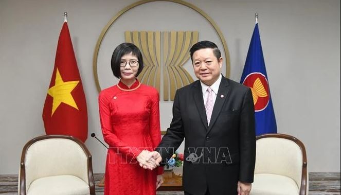 Ton Thi Ngoc Huong, la nouvelle ambassadrice et représentante permanente du Vietnam au bloc à Jakarta (droite) et le secrétaire général de l'Association des nations de l'Asie du Sud-Est (ASEAN), Kao Kim Hourn. Photo : VNA