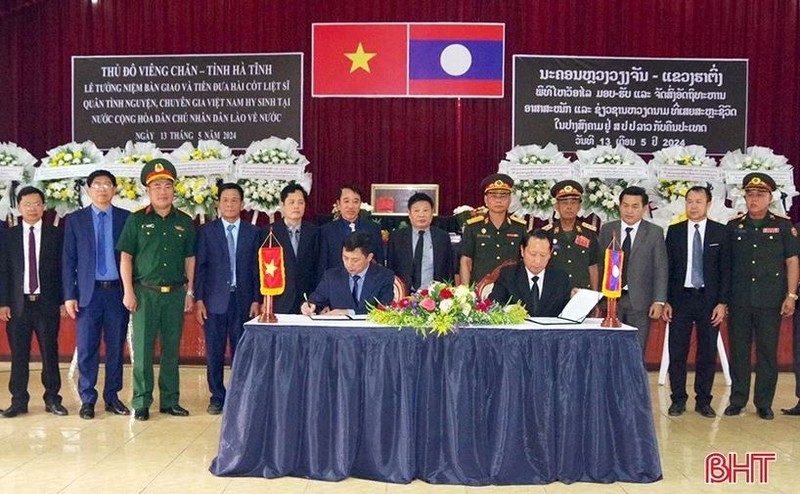 Cérémonie de rapatriement des restes de soldats vietnamiens tombés au Laos. Photo; VNA