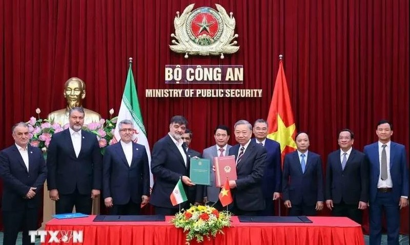 Le général To Lam et le lieutenant-général Ahmad Reza Radan signent un protocole d'accord de coopération entre le ministère vietnamien de la Sécurité publique et le commandement iranien des forces de l'ordre. Photo: VNA.