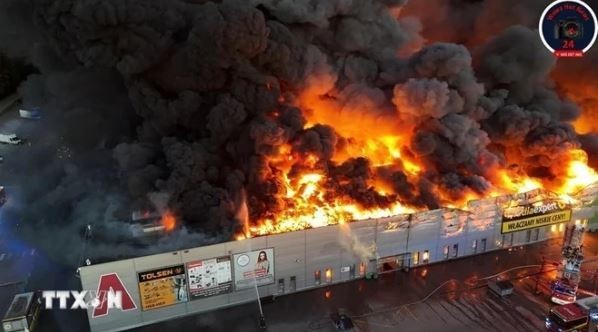 Un incendie s'est déclaré le 12 mai vers 04h00 dans un centre commercial dans la rue Marywilska, à Varsovie, en Pologne, où de nombreux Vietnamiens possèdent des stands commerciaux. Photo : VNA.