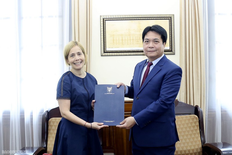 Le directeur général du Département du protocole d'État du Vietnam, Nguyen Viet Dung, reçoit les copies figurées des lettres de créance de l’ambassadrice du Pérou au Vietnam, Patricia Ráez Portocarrero. Photo : baoquocte