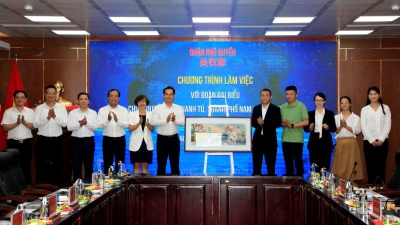 Lors d'une séance de travail le 13 mai entre une délégation de la région de Thanh Tu, ville de Nanning, province du Guangxi (Chine) et les responsables de l’arrondissement de Ngo Quyen, ville vietnamienne de Hai Phong. Photo: An Ninh Hai Phong