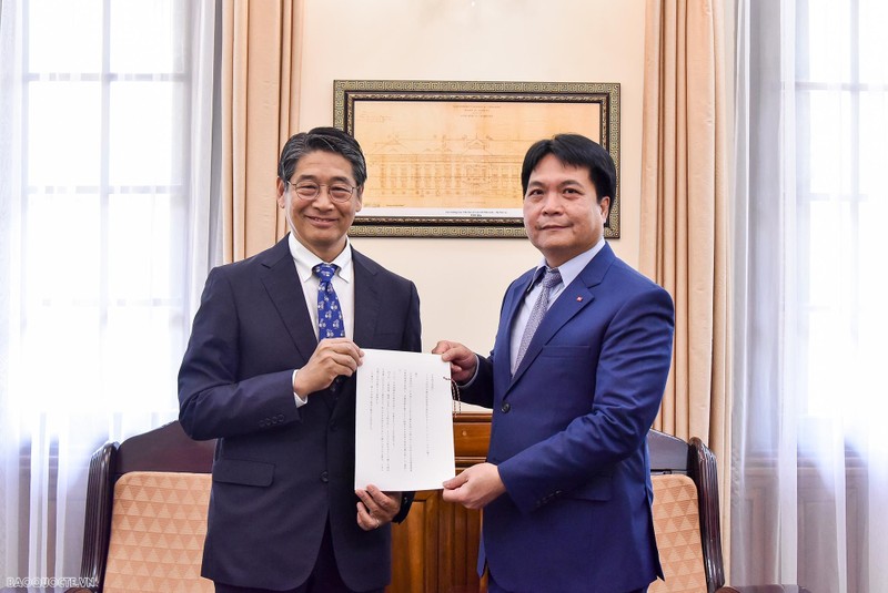 Le directeur général du Département du protocole d'État du Vietnam, Nguyen Viet Dung (à droite), reçoit les copies figurées des lettres de créance de l’ambassadeur du Japon au Vietnam, Ito Naoki. Photo: baoquocte