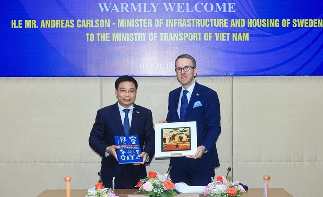 Le ministre vietnamien du Transport et des Communications, Nguyen Van Thang (à gauche), et le ministre suédois de l'Infrastructure et du Logement, Andreas Carlson. Photo: VGP