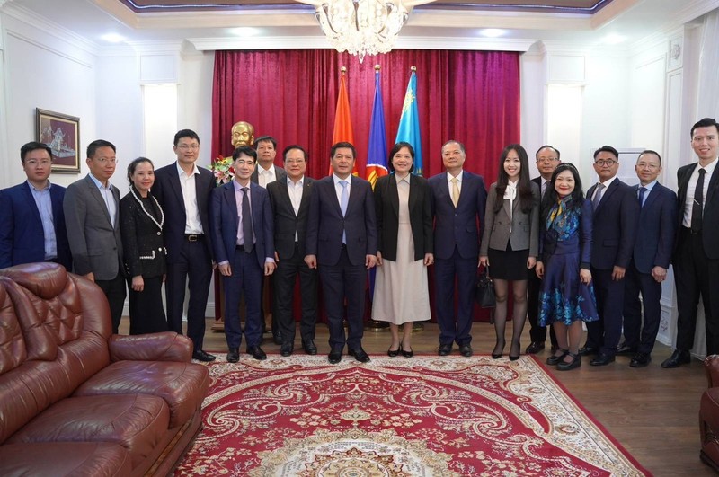 Le ministre Nguyen Hong Dien rend visite à l'ambassade du Vietnam au Kazakhstan. Photo: baocongthuong