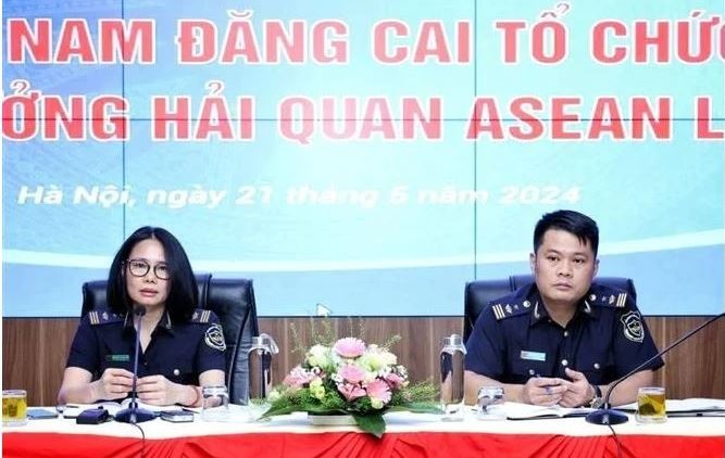 Nguyên Thi Viêt Nga (à gauche), directrice adjointe du Département de la coopération internationale du Département général des douanes du Vietnam, lors de la conférence de presse à Hanoi, le 21 mai. Photo : VNA