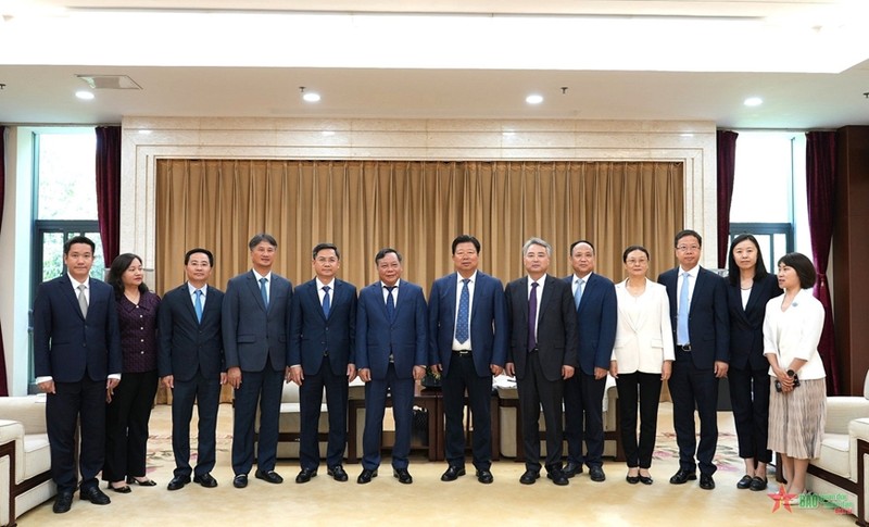 Une délégation de Hanoï, conduite par Nguyen Van Phong, secrétaire adjoint du Comité municipal du Parti, a eu une séance de travail avec les dirigeants du Comité provincial du Parti du Shaanxi en Chine. Photo: qdnd
