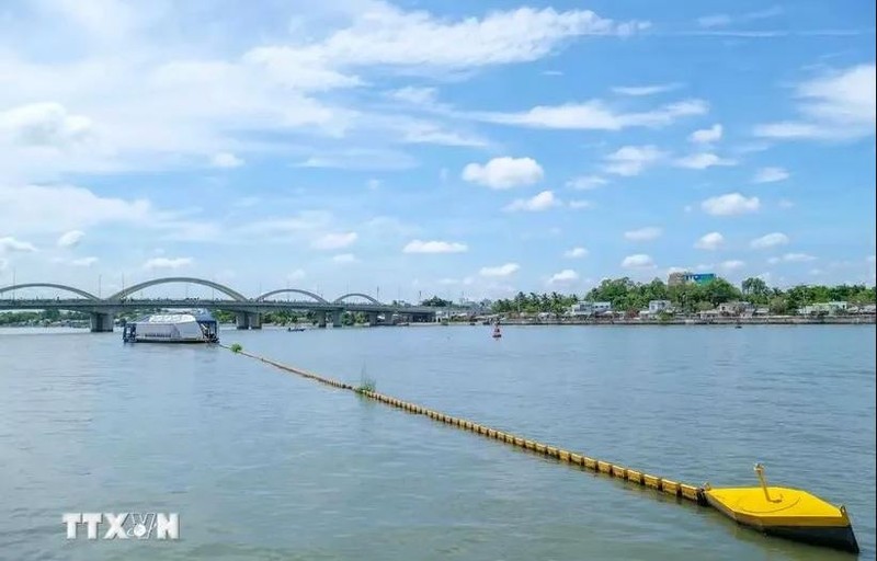 Inventée par The Ocean Cleanup, la barge à énergie solaire peut collecter chaque mois plus de 10 tonnes de déchets sur la rivière Can Tho. Photo : VNA.