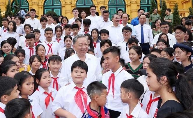 Le président Tô Lâm lors de sa rencontre cordiale avec les enfants, à Hanoi, le 28 mai. Photo : VNA.