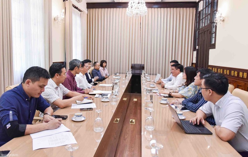 Lors de la rencontre entre le vice-ministre des Affaires étrangères Ha Kim Ngoc et le rédacteur en chef du journal Tuoi Tre, Le The Chu. Photo: baoquocte